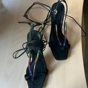 Beautiful sandals brand new, can remove the strap around.